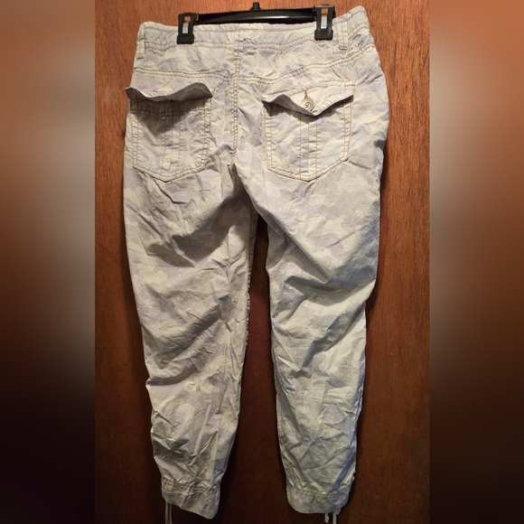 DKNY cute light colored camo capris sz2 - Picture 5 of 7